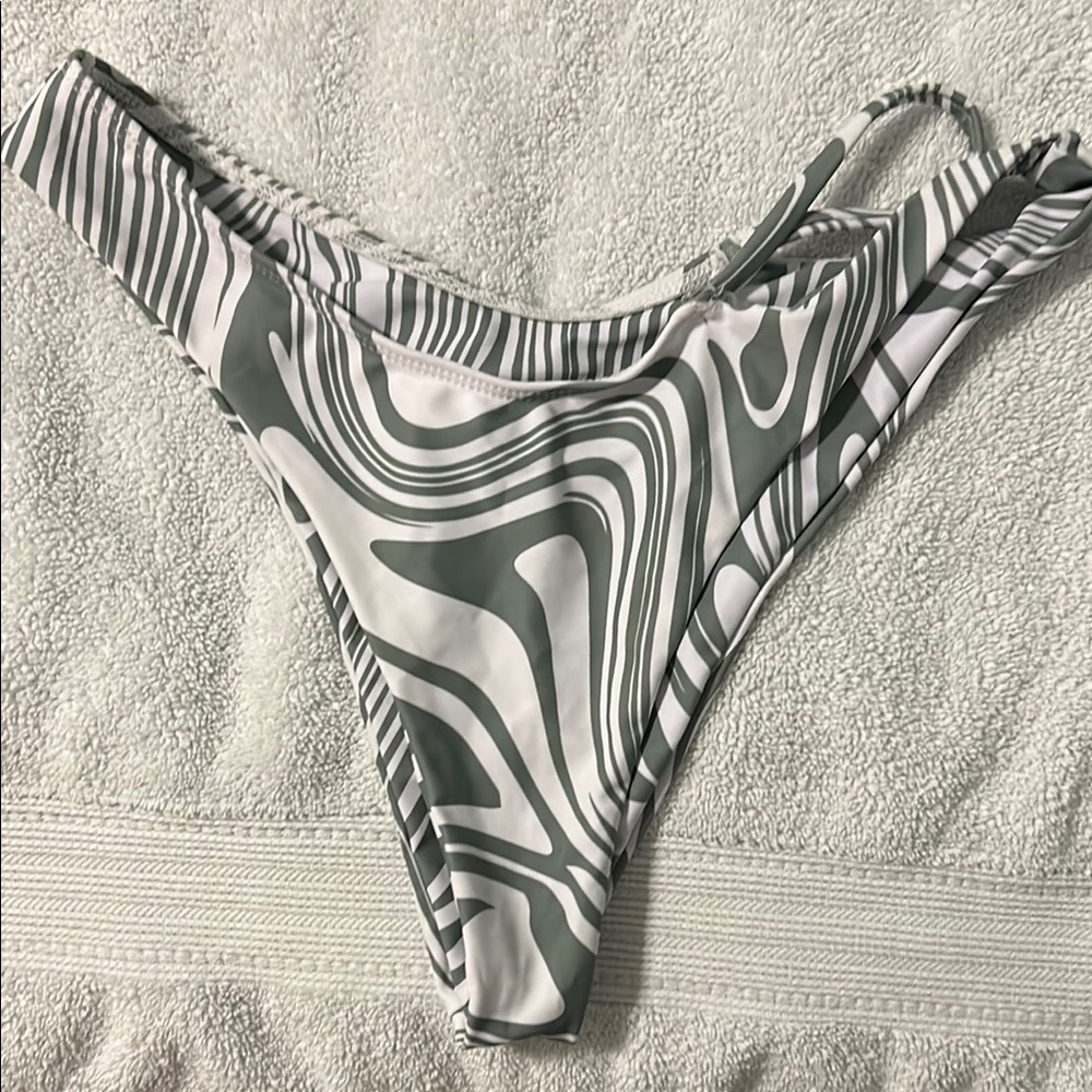 Chic Swirl Pattern Bikini Set - Picture 2 of 4